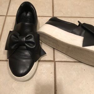 Excellent condition Ronson sneakers with bow detail